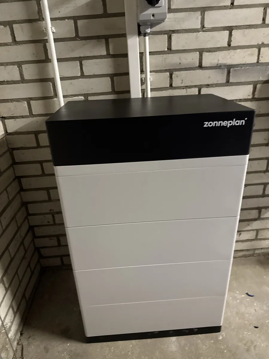 Een vaste thuisbatterij van 20 kWh: vier gestapelde batterijmodules met daarboven de omvormer